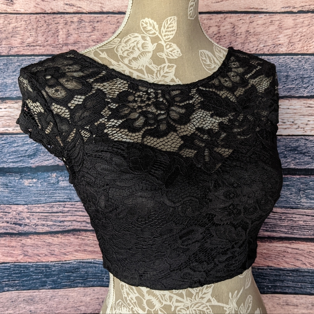 Lace Sweetheart Neck Crop
